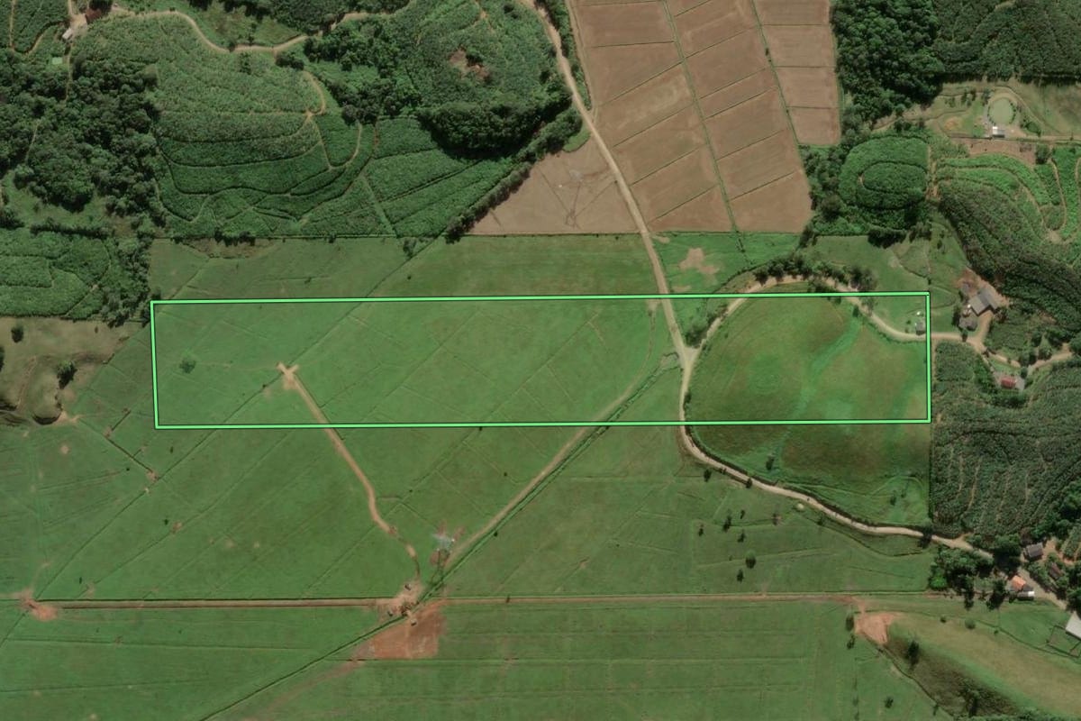 Imagem de satélite do imóvel rural em Balneário Piçarras (SC), com o contorno declarado no CAR desenhado por cima.