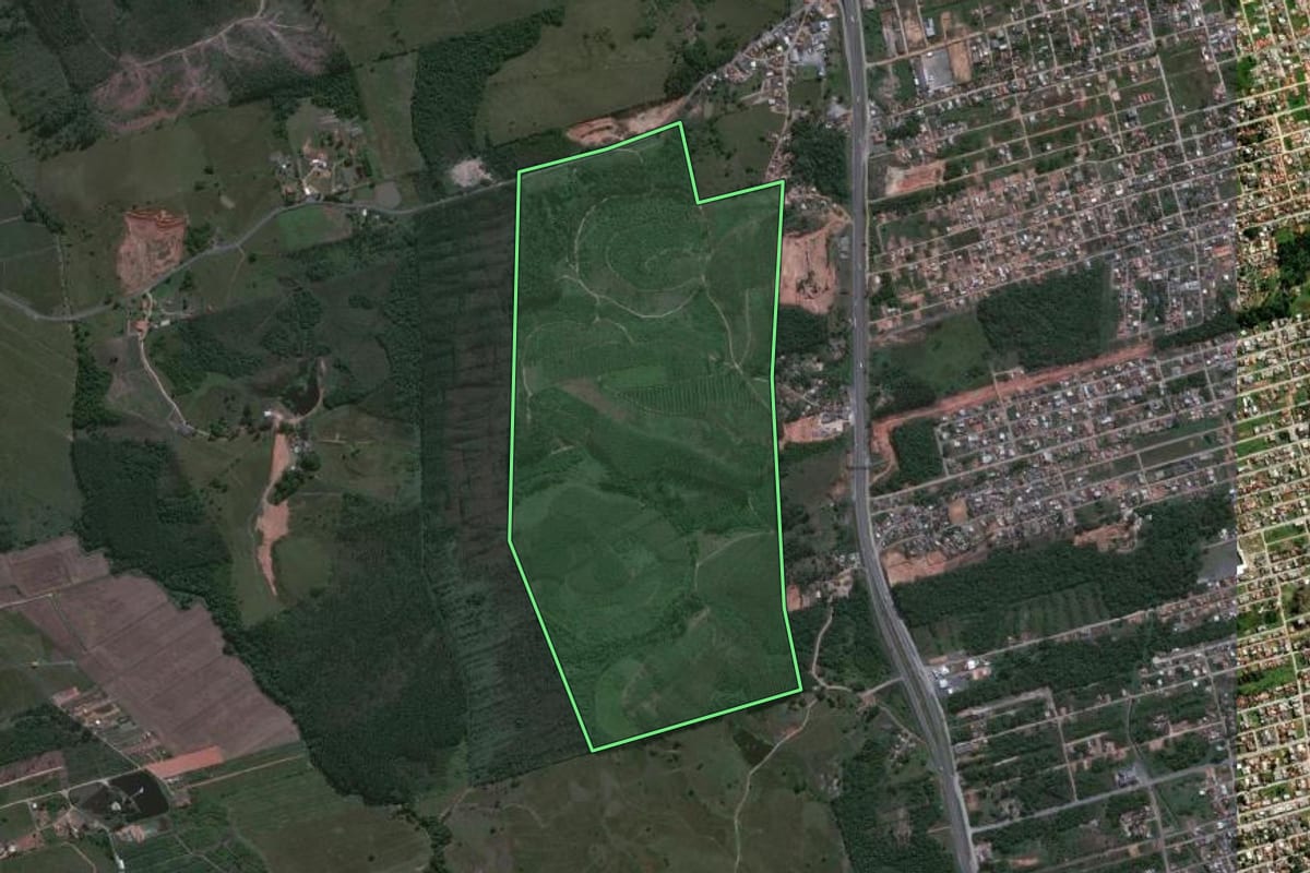Imagem de satélite do imóvel rural em Balneário Piçarras (SC), com o contorno declarado no CAR desenhado por cima.