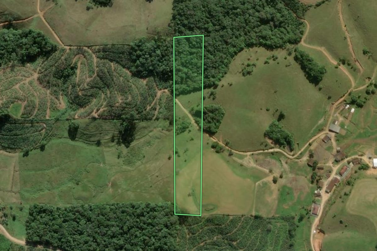 Imagem de satélite do imóvel rural em Balneário Piçarras (SC), com o contorno declarado no CAR desenhado por cima.