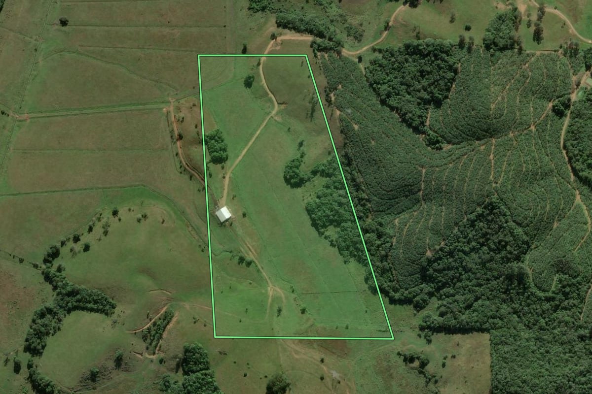 Imagem de satélite do imóvel rural em Balneário Piçarras (SC), com o contorno declarado no CAR desenhado por cima.