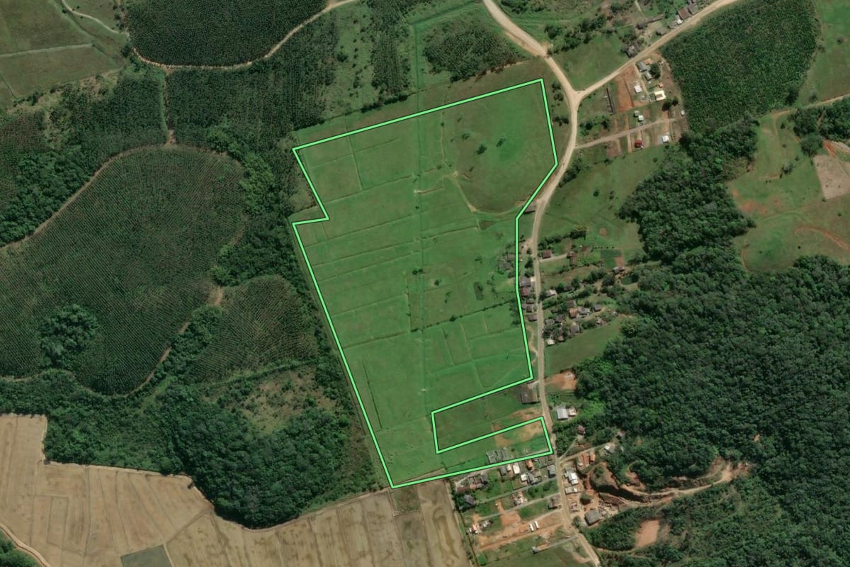 Imagem de satélite do imóvel rural em Balneário Piçarras (SC), com o contorno declarado no CAR desenhado por cima.