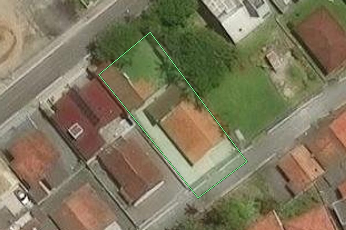 Imagem de satélite do imóvel rural em Balneário Piçarras (SC), com o contorno declarado no CAR desenhado por cima.