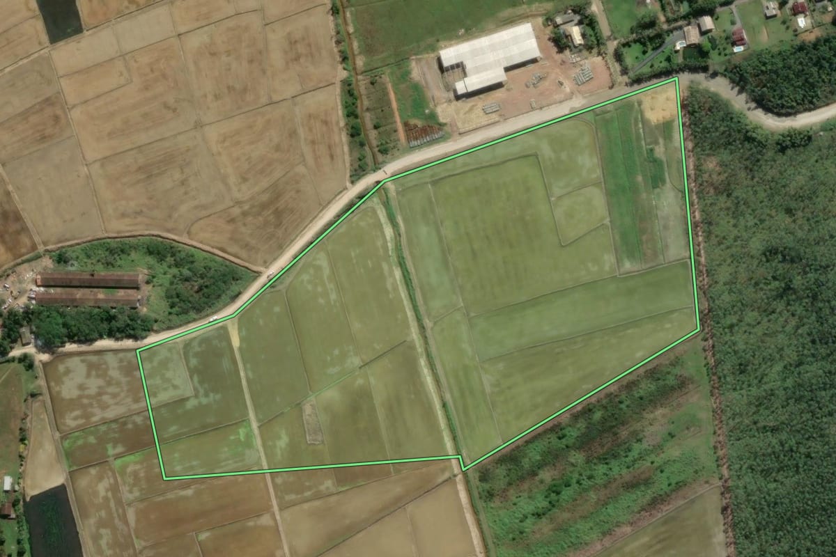 Imagem de satélite do imóvel rural em Balneário Piçarras (SC), com o contorno declarado no CAR desenhado por cima.