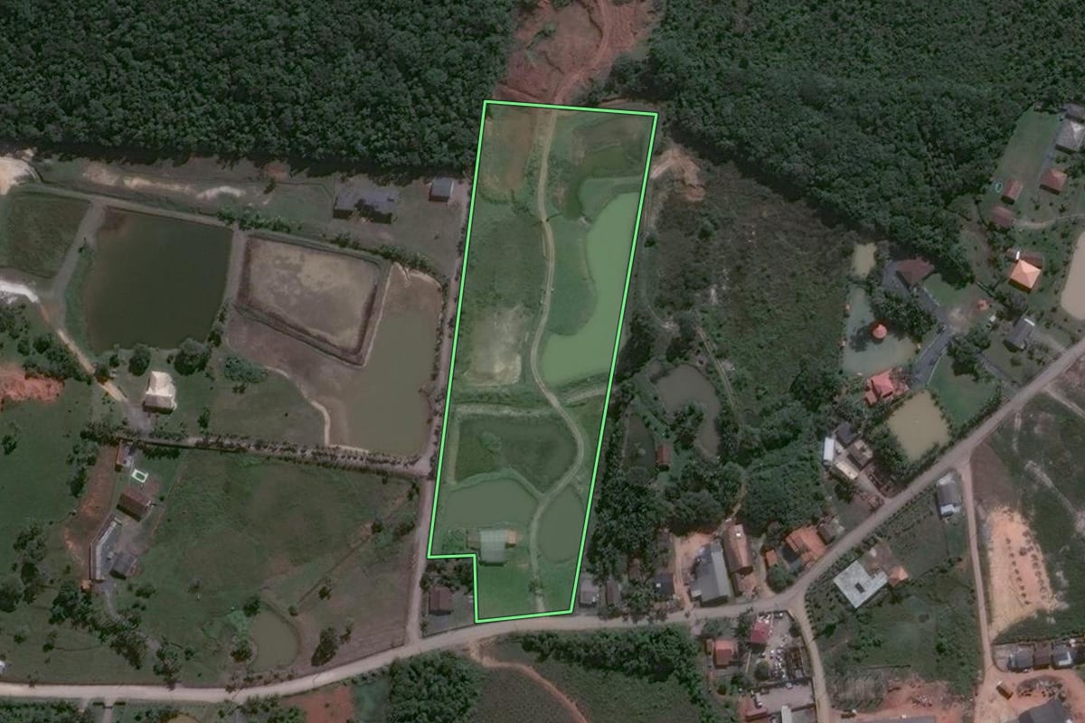Imagem de satélite do imóvel rural em Balneário Piçarras (SC), com o contorno declarado no CAR desenhado por cima.