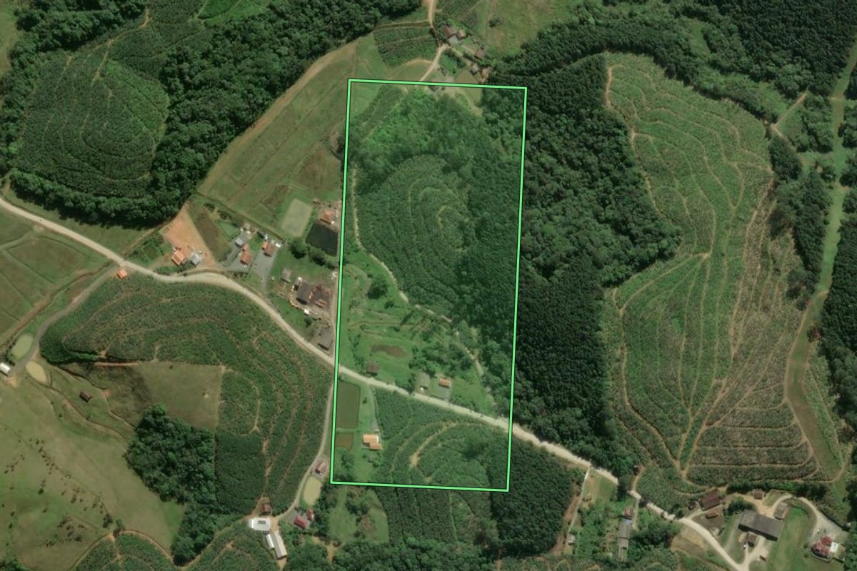 Imagem de satélite do imóvel rural em Balneário Piçarras (SC), com o contorno declarado no CAR desenhado por cima.