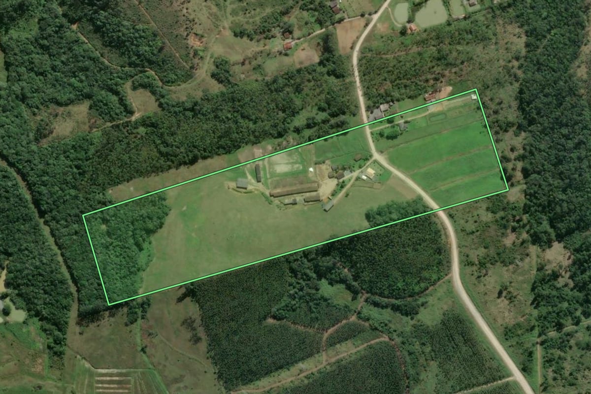 Imagem de satélite do imóvel rural em Balneário Piçarras (SC), com o contorno declarado no CAR desenhado por cima.
