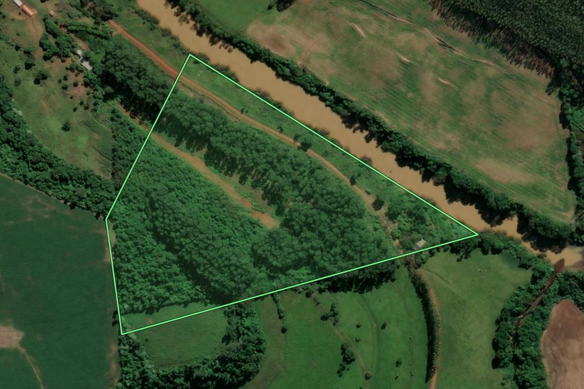 Imagem de satélite do imóvel rural em Pinhalzinho (SC), com o contorno declarado no CAR desenhado por cima.