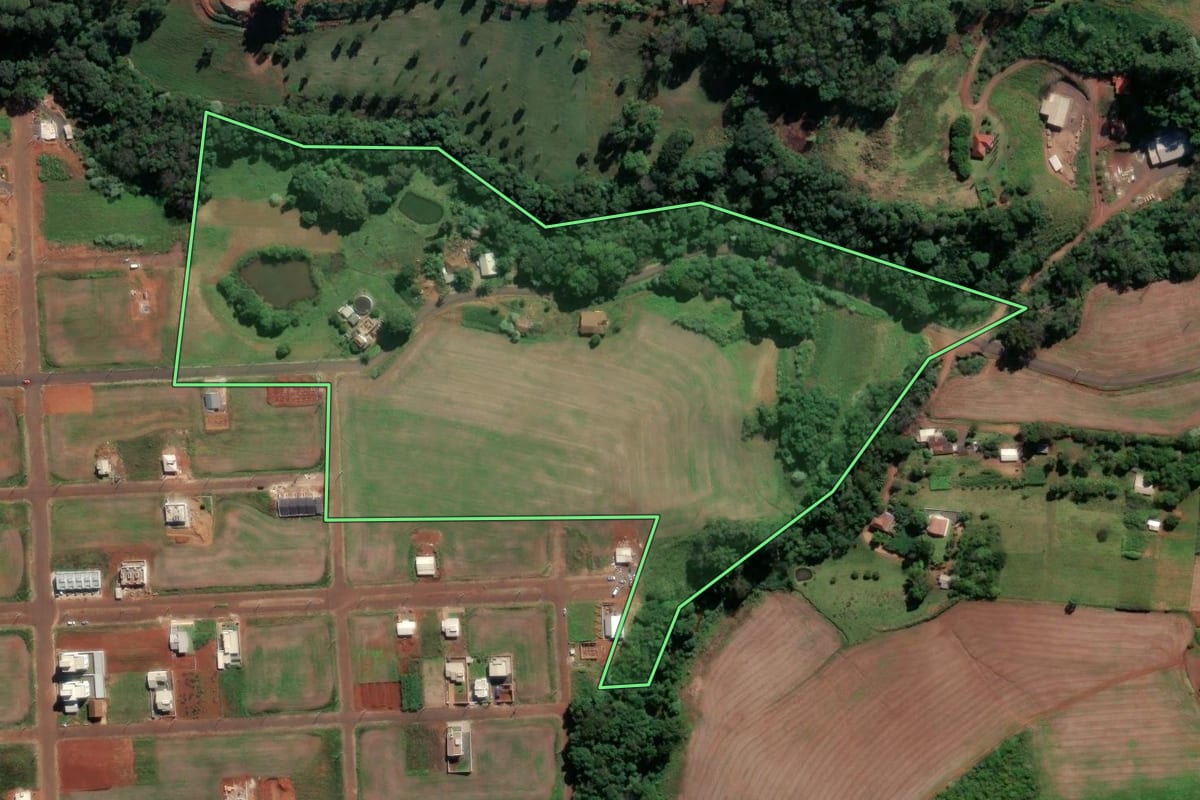 Imagem de satélite do imóvel rural em Pinhalzinho (SC), com o contorno declarado no CAR desenhado por cima.