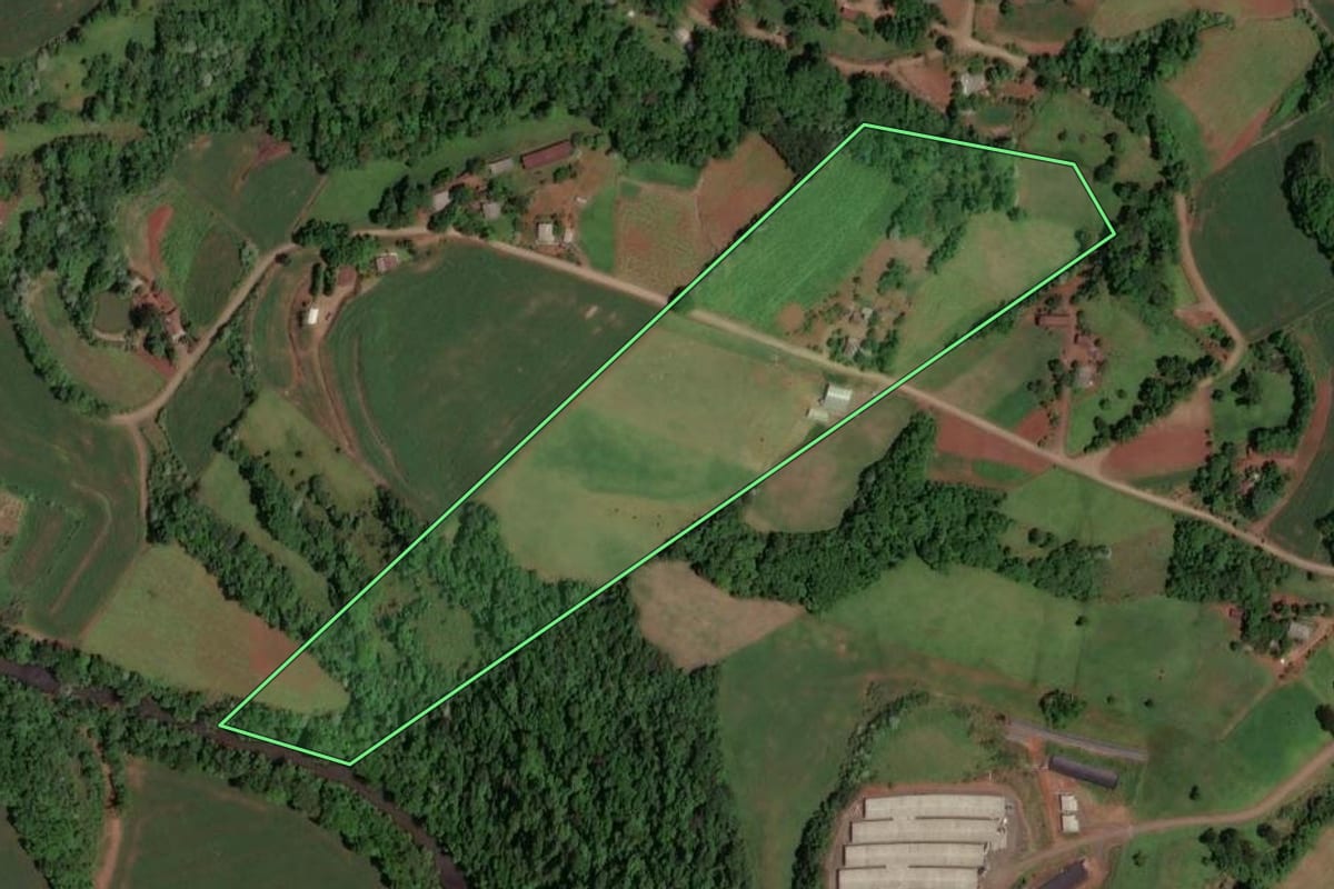 Imagem de satélite do imóvel rural em Pinhalzinho (SC), com o contorno declarado no CAR desenhado por cima.