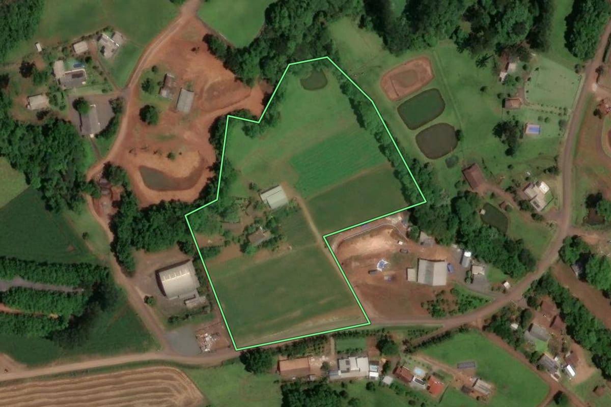Imagem de satélite do imóvel rural em Pinhalzinho (SC), com o contorno declarado no CAR desenhado por cima.