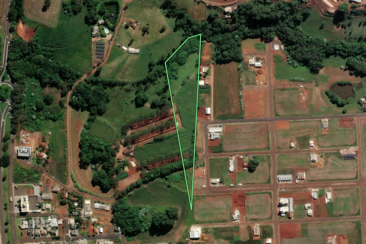 Imagem de satélite do imóvel rural em Pinhalzinho (SC), com o contorno declarado no CAR desenhado por cima.