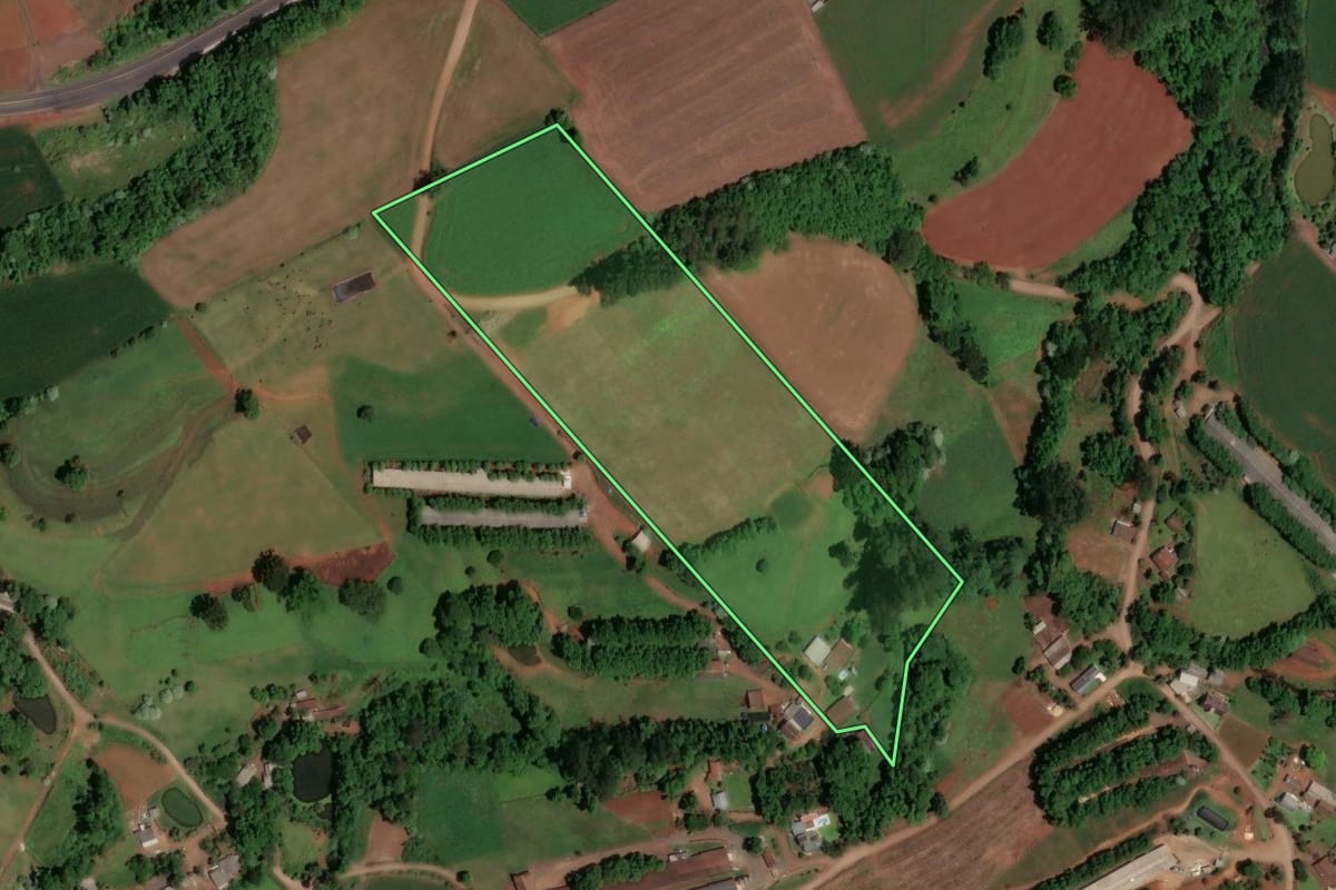 Imagem de satélite do imóvel rural em Pinhalzinho (SC), com o contorno declarado no CAR desenhado por cima.