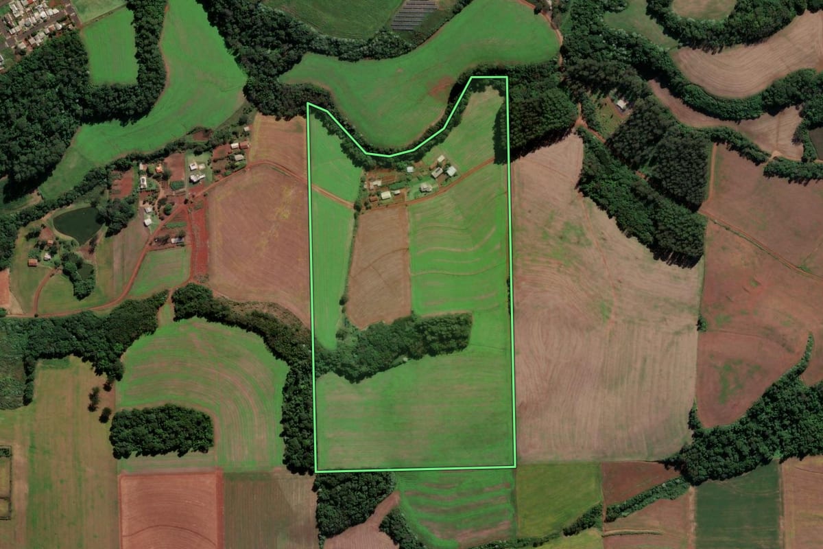 Imagem de satélite do imóvel rural em Pinhalzinho (SC), com o contorno declarado no CAR desenhado por cima.