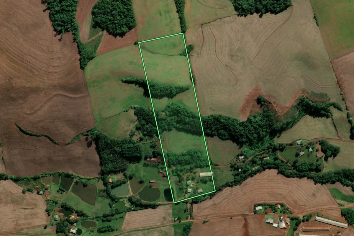 Imagem de satélite do imóvel rural em Pinhalzinho (SC), com o contorno declarado no CAR desenhado por cima.