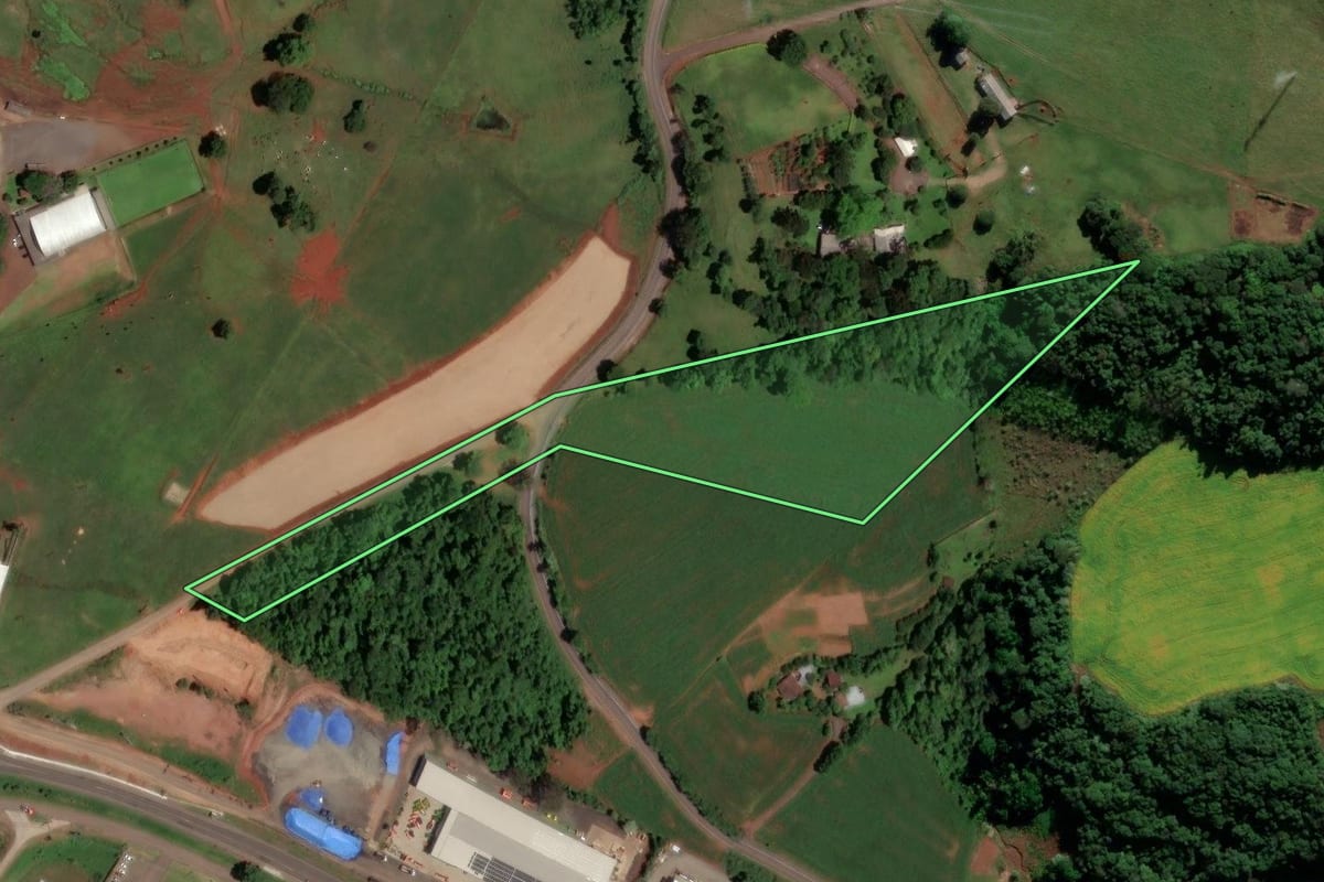 Imagem de satélite do imóvel rural em Pinhalzinho (SC), com o contorno declarado no CAR desenhado por cima.