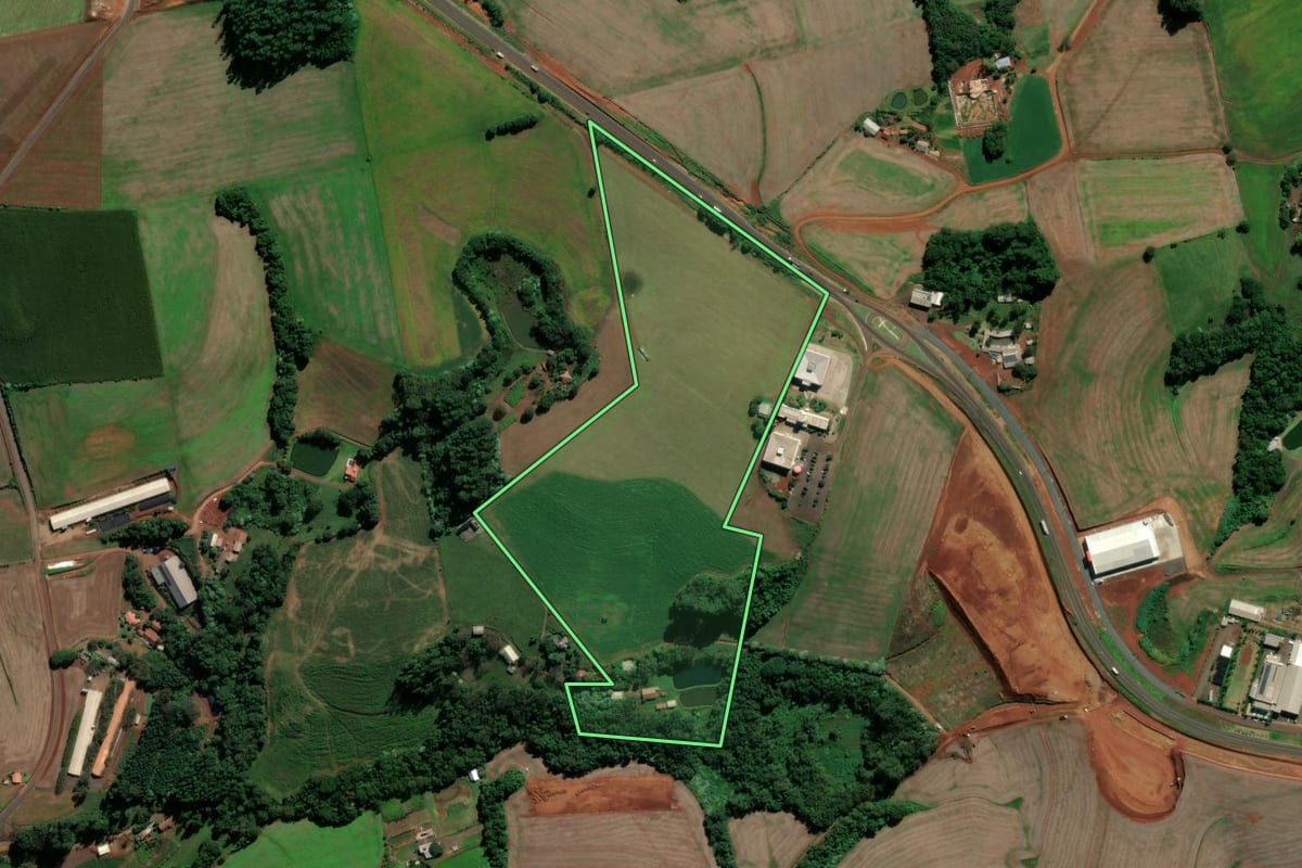 Imagem de satélite do imóvel rural em Pinhalzinho (SC), com o contorno declarado no CAR desenhado por cima.
