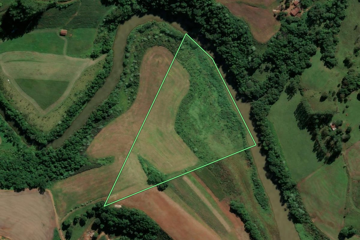 Imagem de satélite do imóvel rural em Pinhalzinho (SC), com o contorno declarado no CAR desenhado por cima.