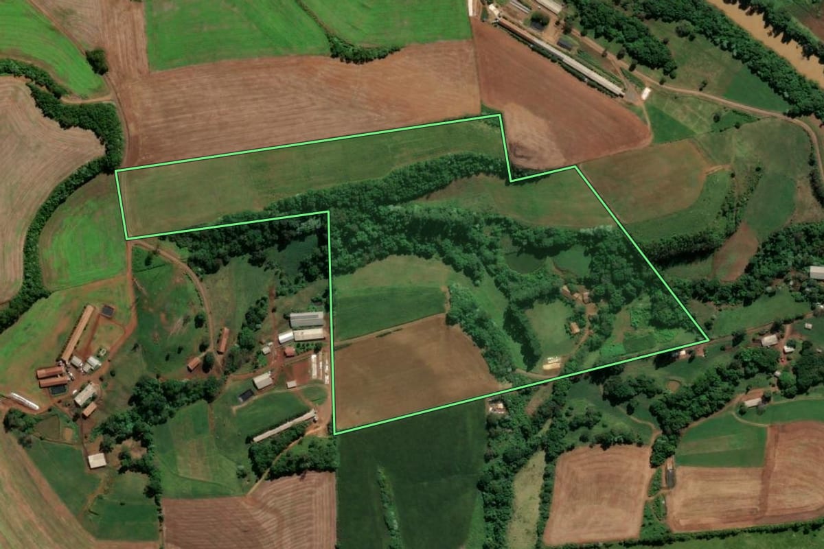 Imagem de satélite do imóvel rural em Pinhalzinho (SC), com o contorno declarado no CAR desenhado por cima.
