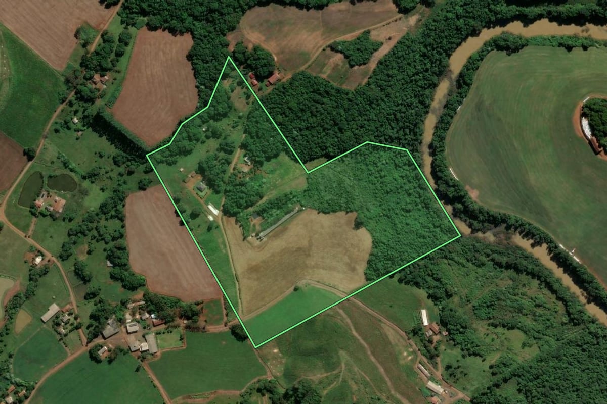 Imagem de satélite do imóvel rural em Pinhalzinho (SC), com o contorno declarado no CAR desenhado por cima.