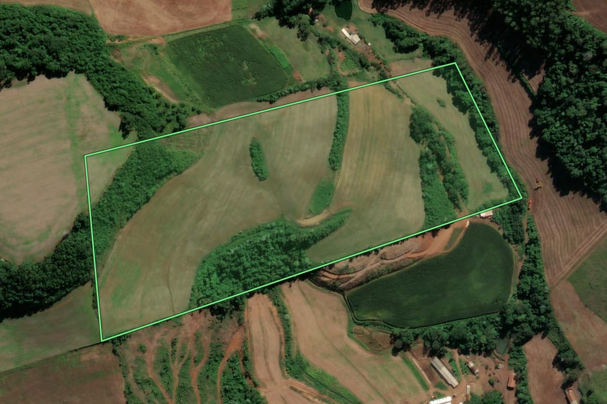 Imagem de satélite do imóvel rural em Pinhalzinho (SC), com o contorno declarado no CAR desenhado por cima.