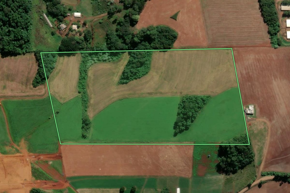 Imagem de satélite do imóvel rural em Pinhalzinho (SC), com o contorno declarado no CAR desenhado por cima.