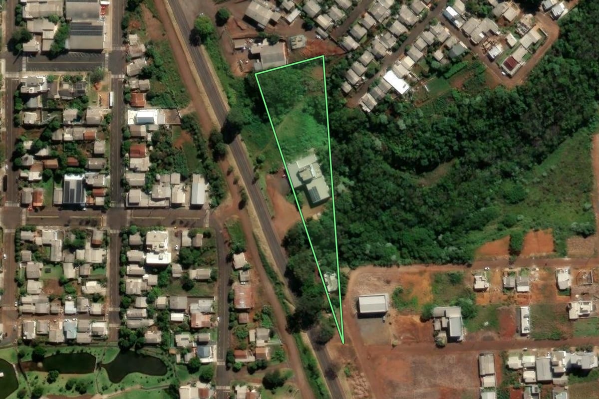 Imagem de satélite do imóvel rural em Pinhalzinho (SC), com o contorno declarado no CAR desenhado por cima.