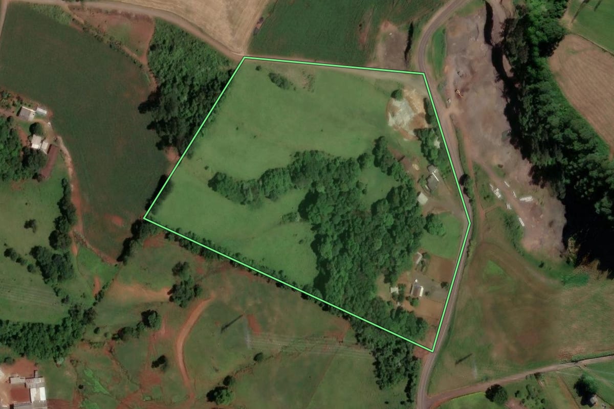 Imagem de satélite do imóvel rural em Pinhalzinho (SC), com o contorno declarado no CAR desenhado por cima.