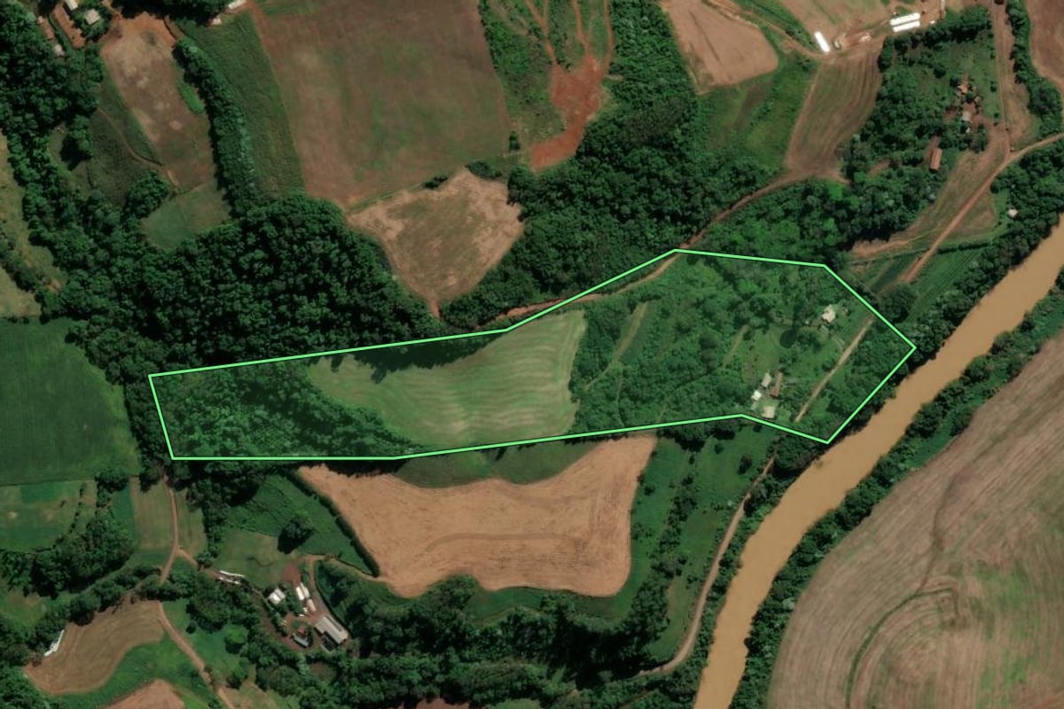 Imagem de satélite do imóvel rural em Pinhalzinho (SC), com o contorno declarado no CAR desenhado por cima.