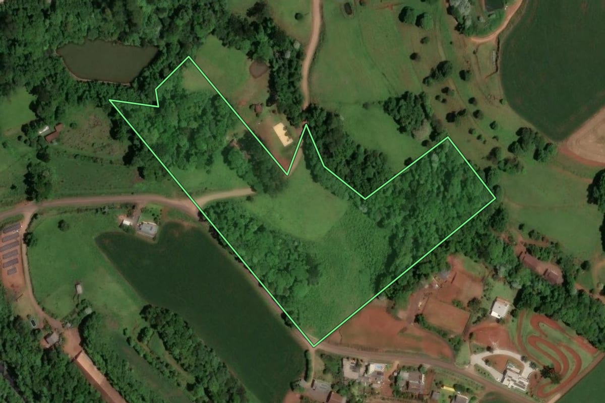 Imagem de satélite do imóvel rural em Pinhalzinho (SC), com o contorno declarado no CAR desenhado por cima.