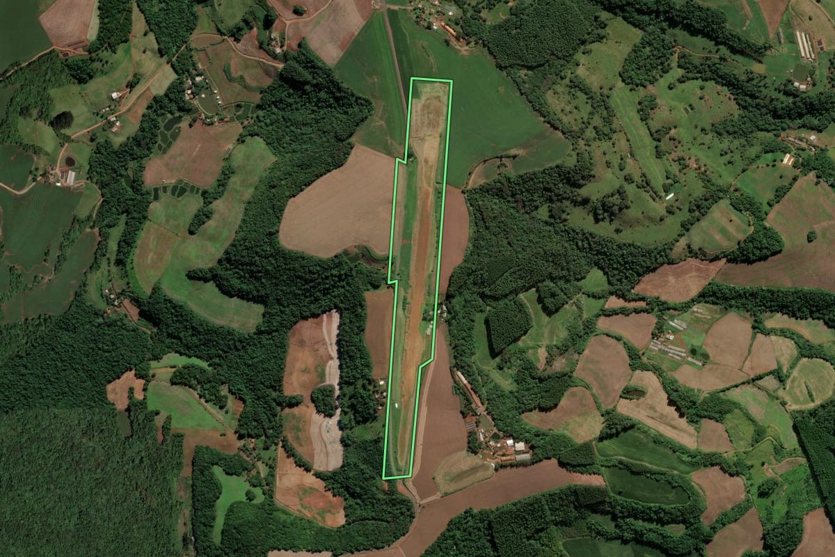 Imagem de satélite do imóvel rural em Pinhalzinho (SC), com o contorno declarado no CAR desenhado por cima.