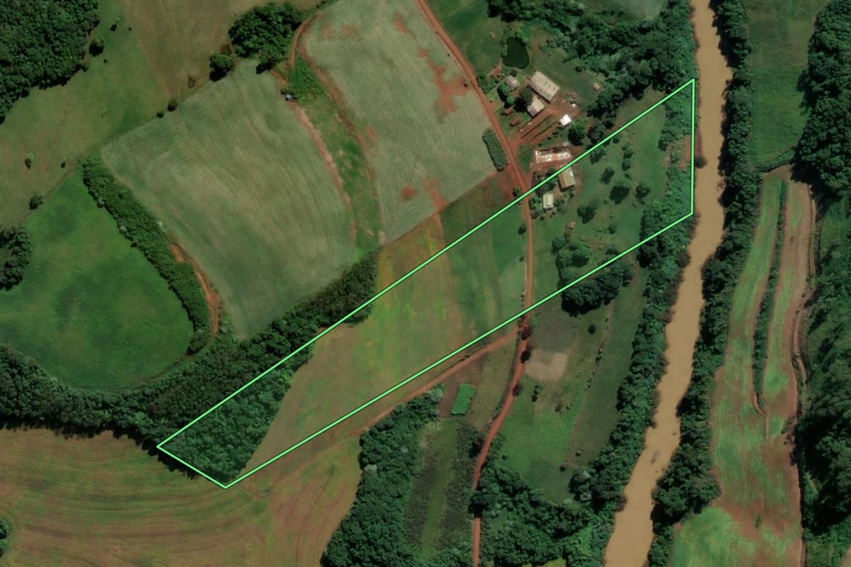 Imagem de satélite do imóvel rural em Pinhalzinho (SC), com o contorno declarado no CAR desenhado por cima.