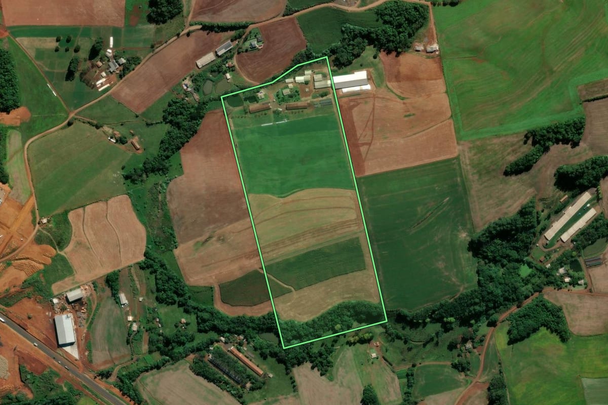 Imagem de satélite do imóvel rural em Pinhalzinho (SC), com o contorno declarado no CAR desenhado por cima.