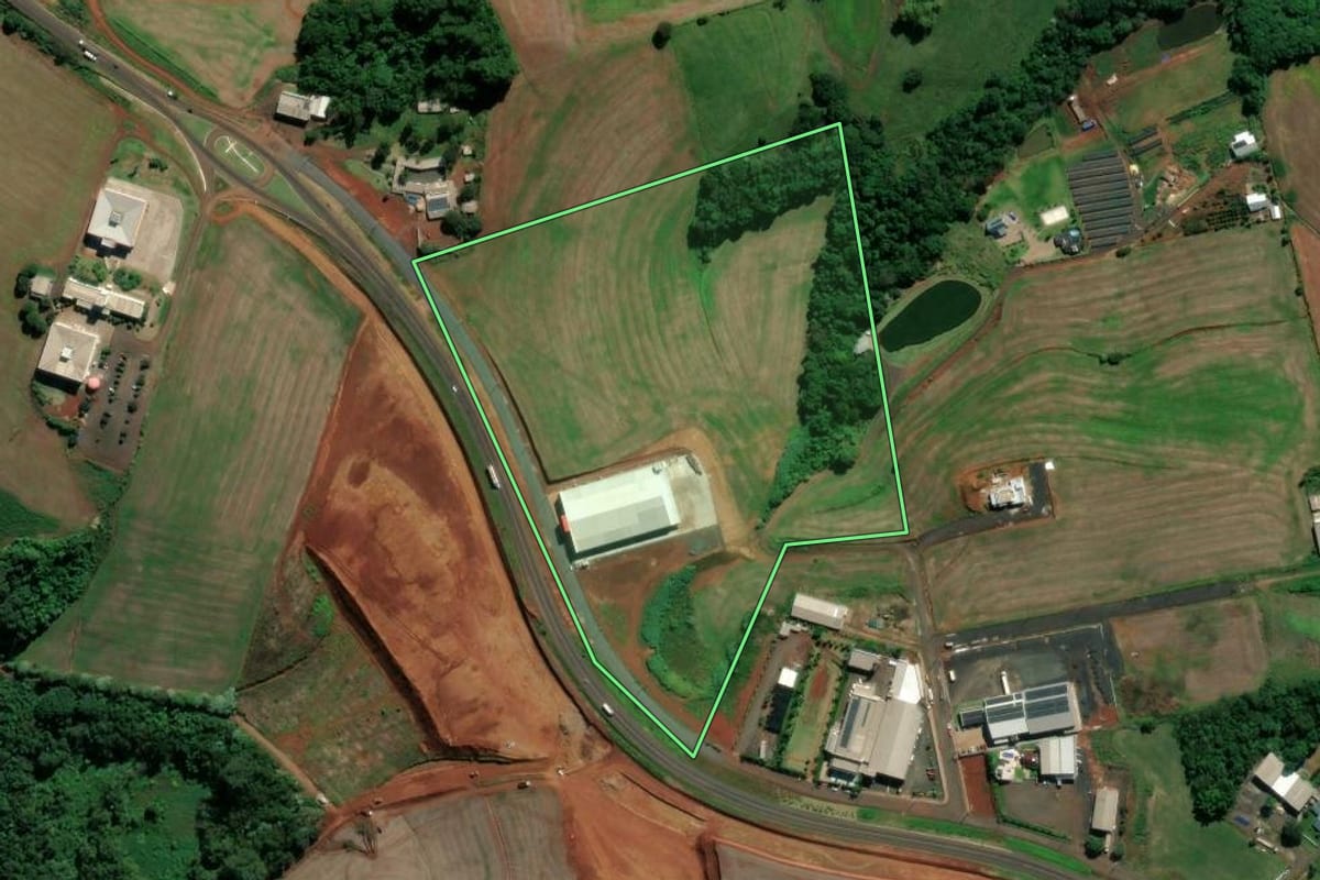 Imagem de satélite do imóvel rural em Pinhalzinho (SC), com o contorno declarado no CAR desenhado por cima.