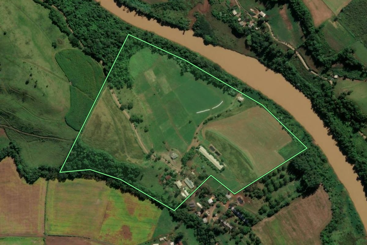 Imagem de satélite do imóvel rural em Pinhalzinho (SC), com o contorno declarado no CAR desenhado por cima.