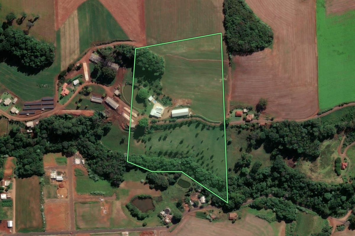 Imagem de satélite do imóvel rural em Pinhalzinho (SC), com o contorno declarado no CAR desenhado por cima.