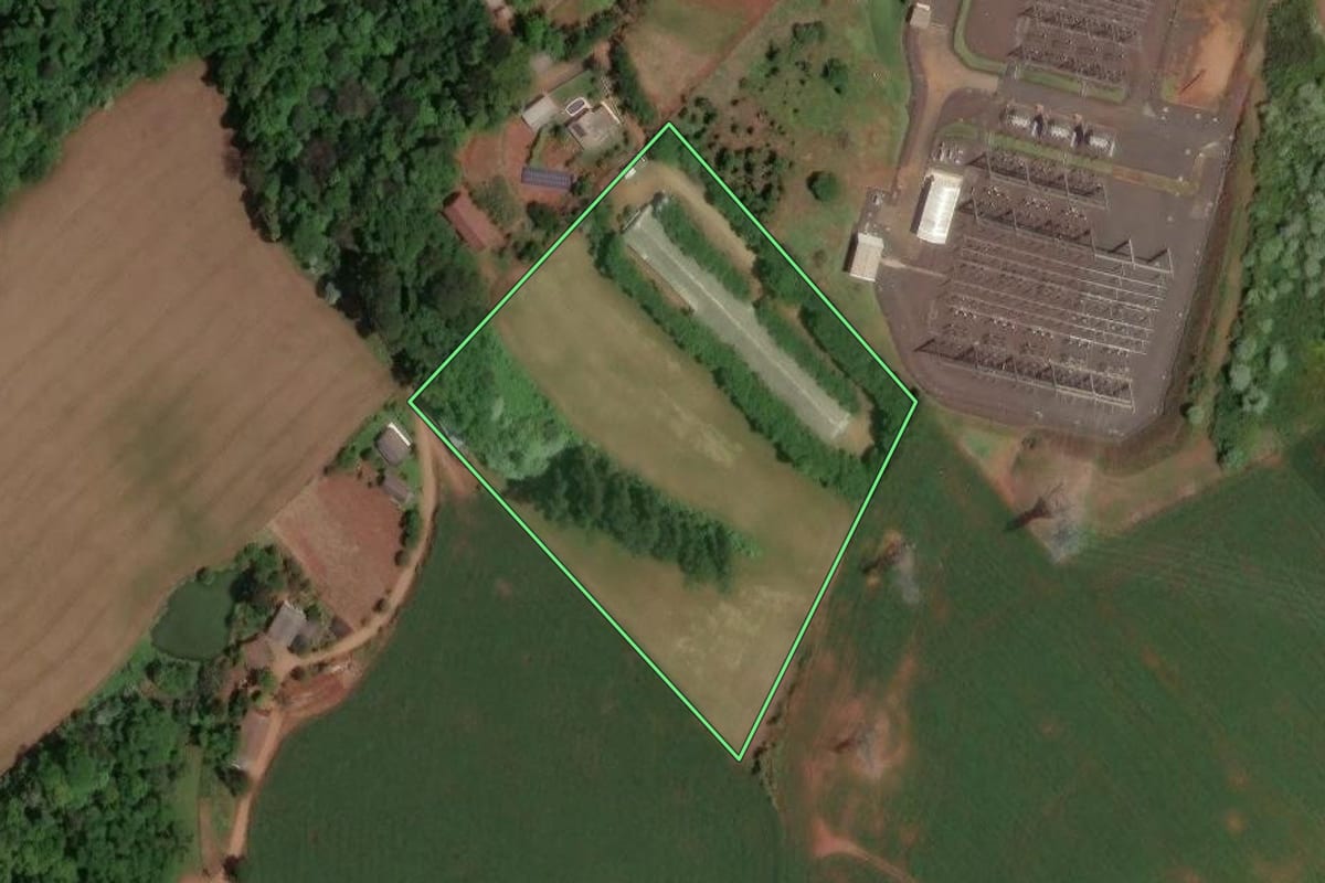 Imagem de satélite do imóvel rural em Pinhalzinho (SC), com o contorno declarado no CAR desenhado por cima.