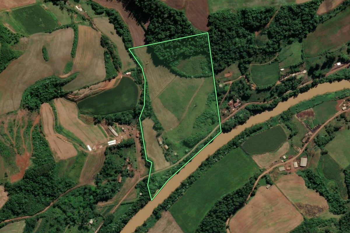 Imagem de satélite do imóvel rural em Pinhalzinho (SC), com o contorno declarado no CAR desenhado por cima.