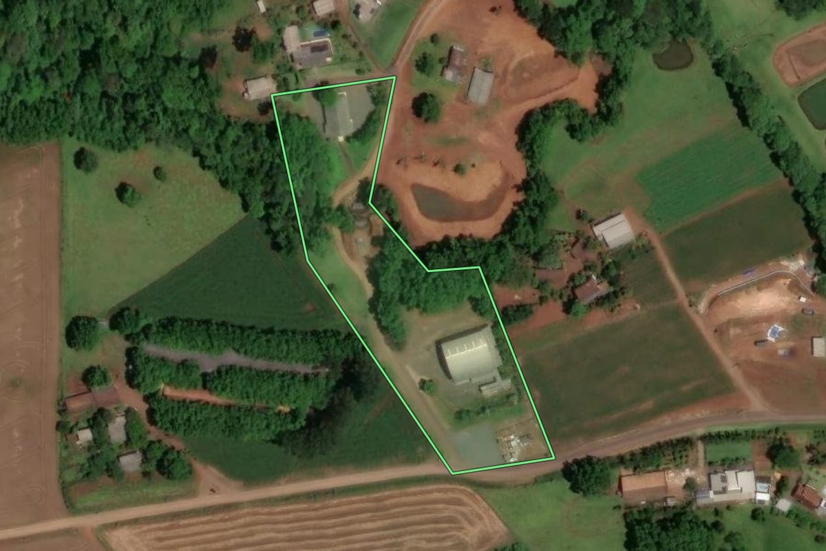 Imagem de satélite do imóvel rural em Pinhalzinho (SC), com o contorno declarado no CAR desenhado por cima.