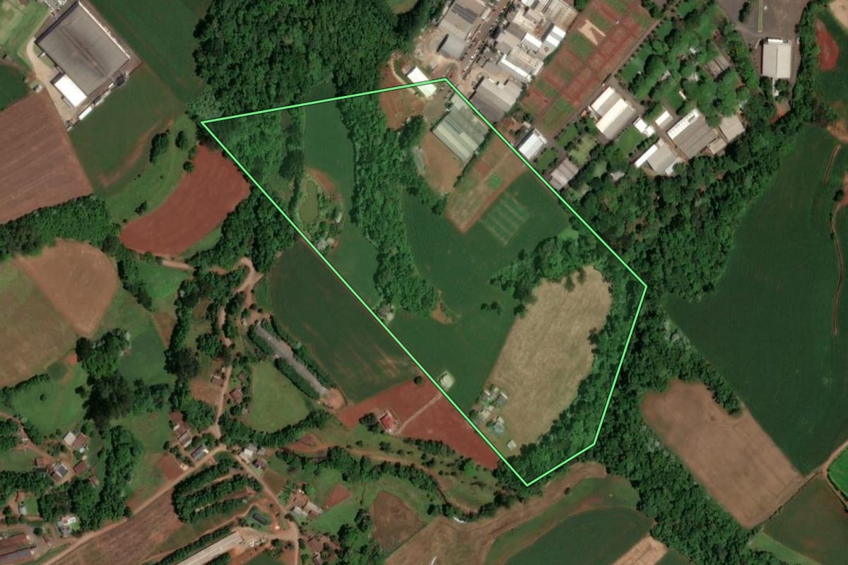 Imagem de satélite do imóvel rural em Pinhalzinho (SC), com o contorno declarado no CAR desenhado por cima.