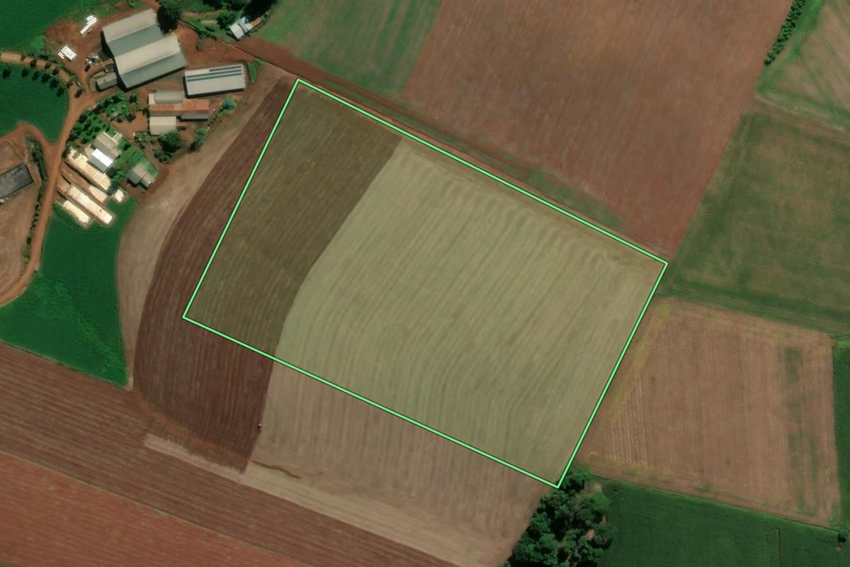 Imagem de satélite do imóvel rural em Pinhalzinho (SC), com o contorno declarado no CAR desenhado por cima.