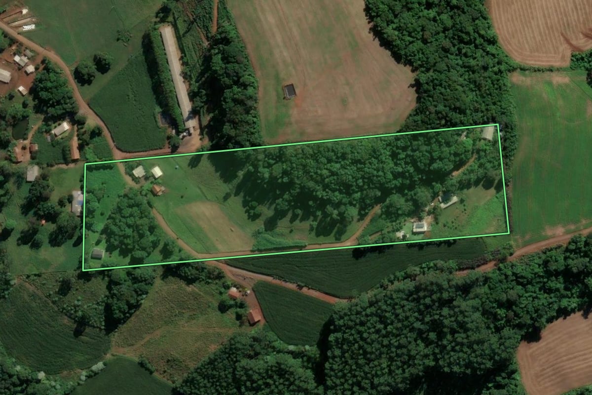 Imagem de satélite do imóvel rural em Pinhalzinho (SC), com o contorno declarado no CAR desenhado por cima.