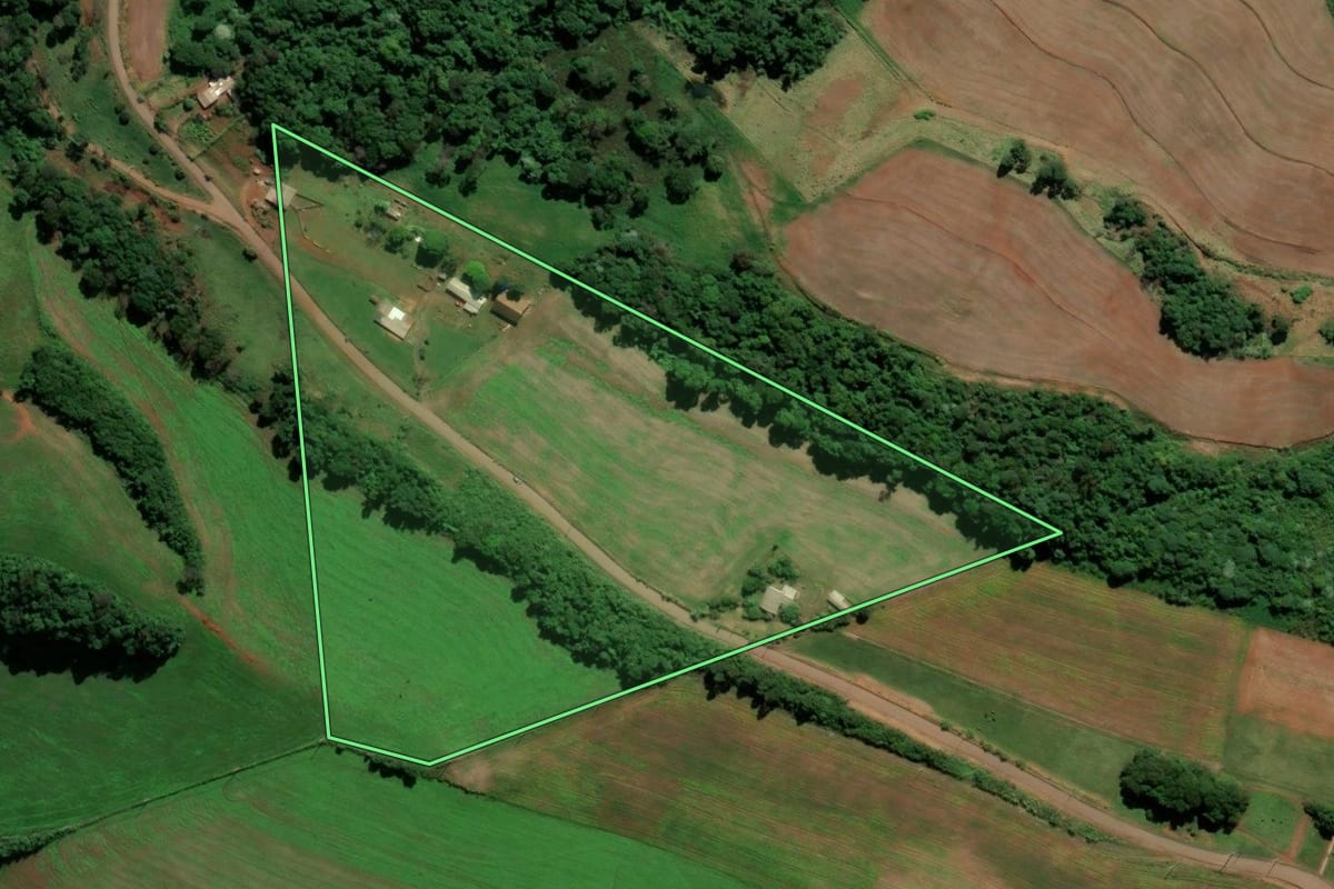 Imagem de satélite do imóvel rural em Pinhalzinho (SC), com o contorno declarado no CAR desenhado por cima.