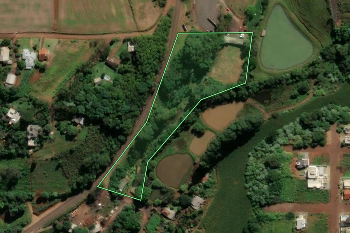 Imagem de satélite do imóvel rural em Pinhalzinho (SC), com o contorno declarado no CAR desenhado por cima.