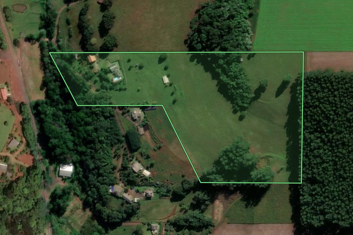 Imagem de satélite do imóvel rural em Pinhalzinho (SC), com o contorno declarado no CAR desenhado por cima.