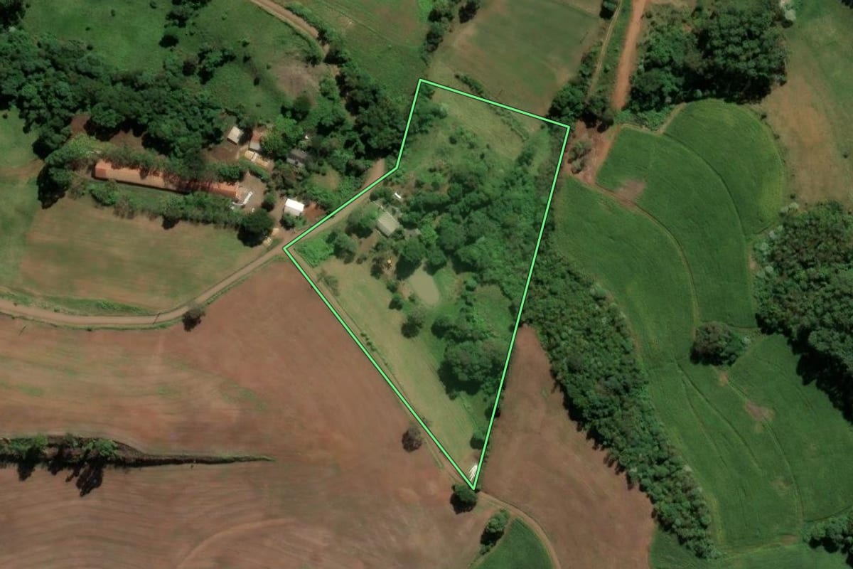 Imagem de satélite do imóvel rural em Pinhalzinho (SC), com o contorno declarado no CAR desenhado por cima.