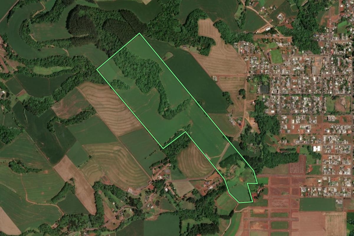 Imagem de satélite do imóvel rural em Pinhalzinho (SC), com o contorno declarado no CAR desenhado por cima.