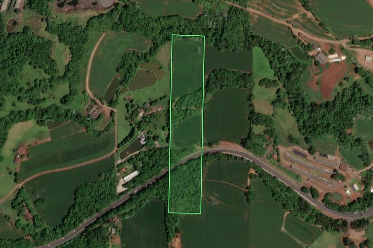 Imagem de satélite do imóvel rural em Pinhalzinho (SC), com o contorno declarado no CAR desenhado por cima.