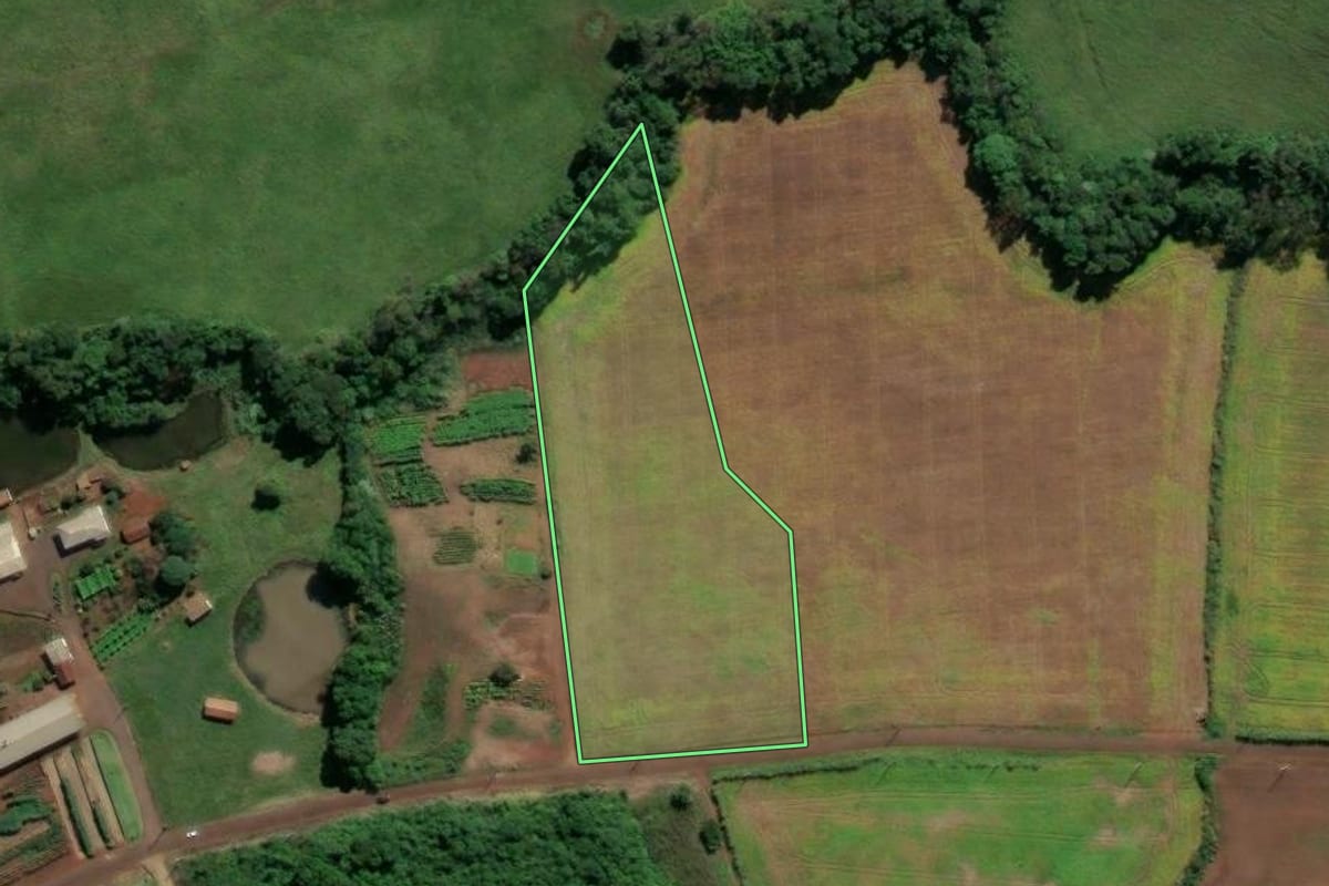 Imagem de satélite do imóvel rural em Pinhalzinho (SC), com o contorno declarado no CAR desenhado por cima.
