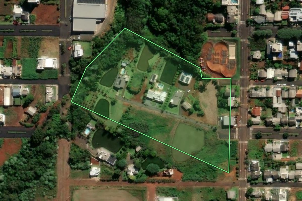Imagem de satélite do imóvel rural em Pinhalzinho (SC), com o contorno declarado no CAR desenhado por cima.