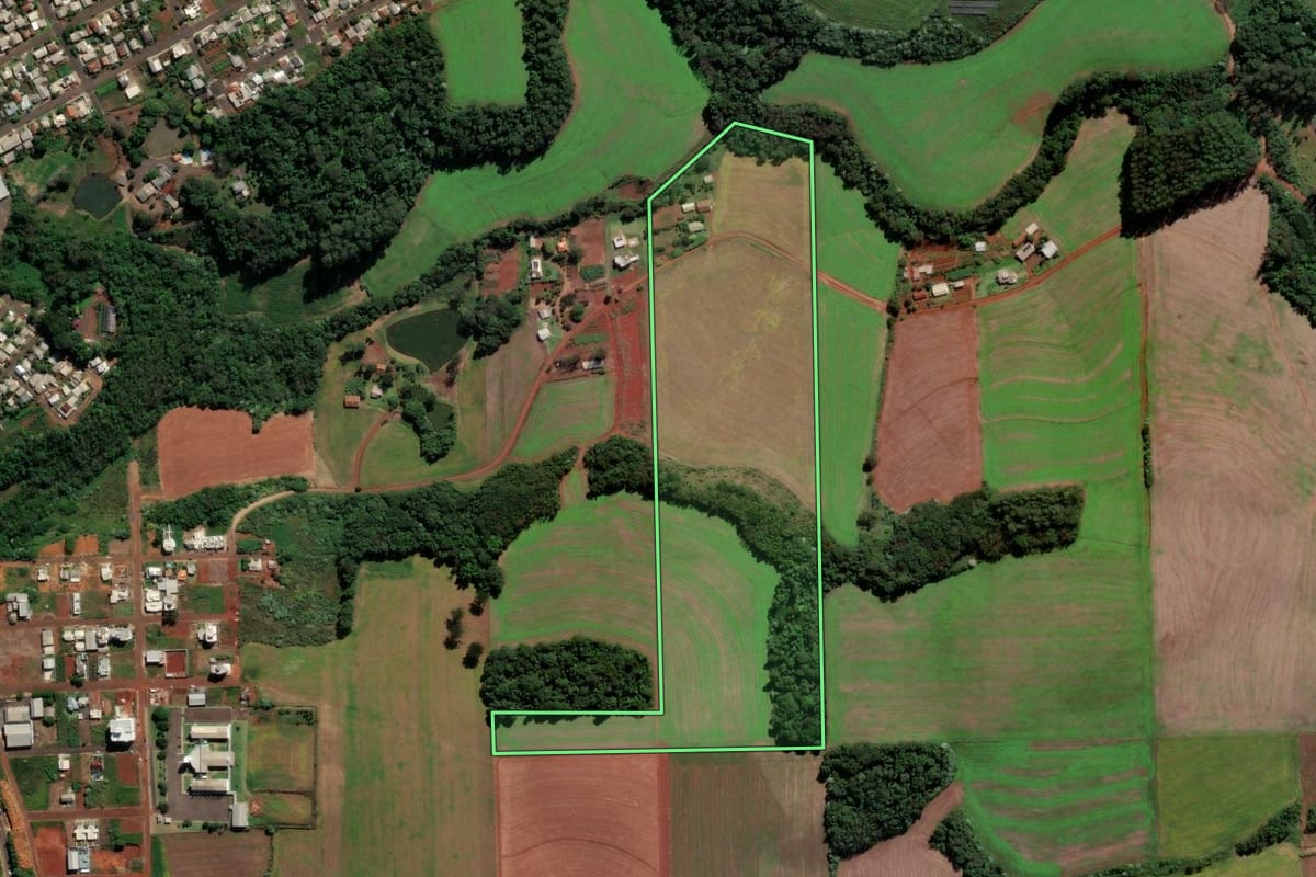 Imagem de satélite do imóvel rural em Pinhalzinho (SC), com o contorno declarado no CAR desenhado por cima.